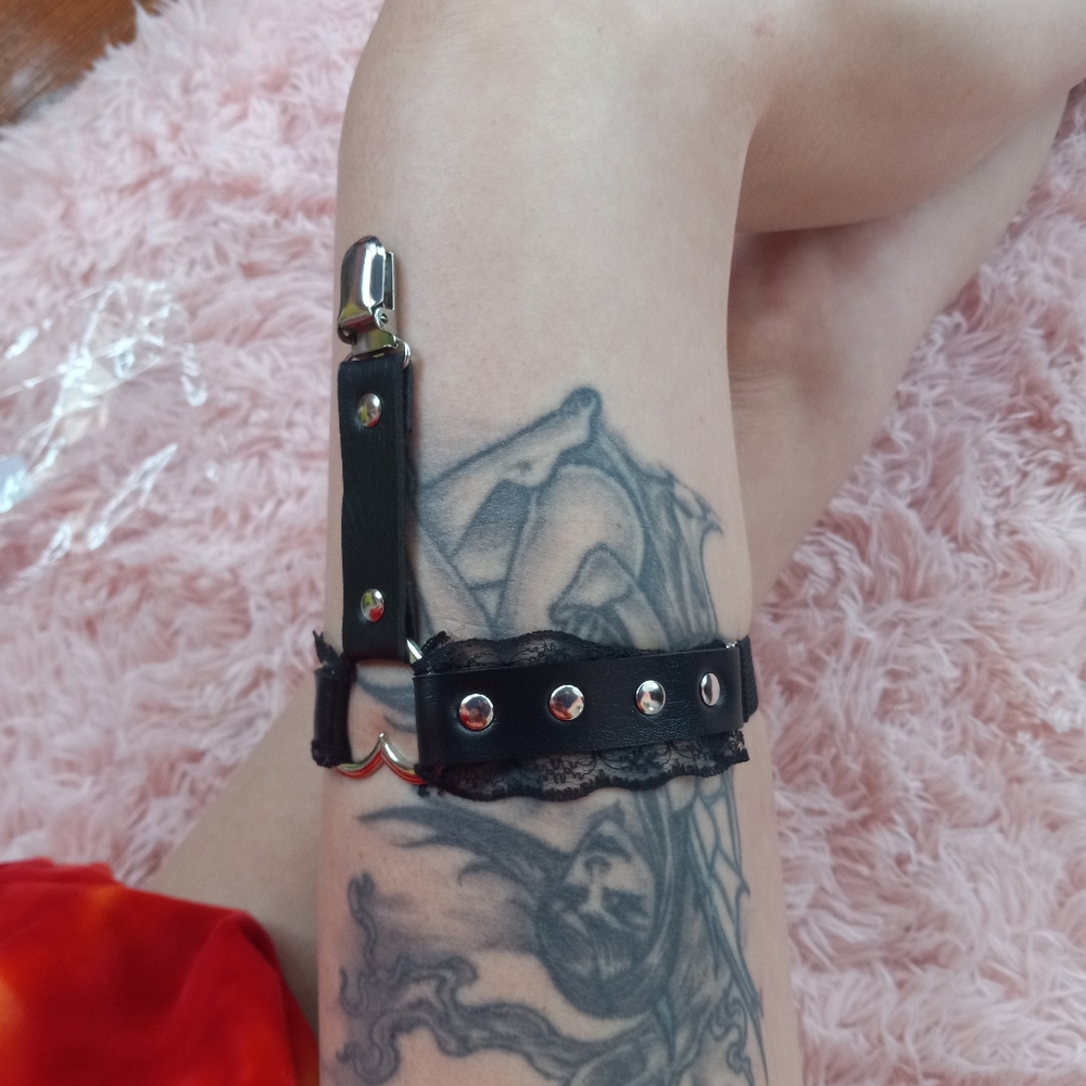 Metal heart & lace sexy thigh garter! Adjustable for all sizes! - Picture 3 of 8